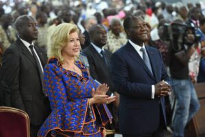 Dominique Ouattara : La première dame ivoirienne émerveillée par un magicien (VIDEO)