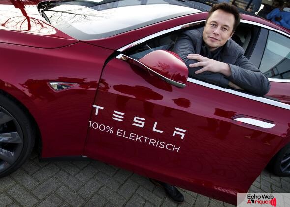 Elon Musk dans une Tesla