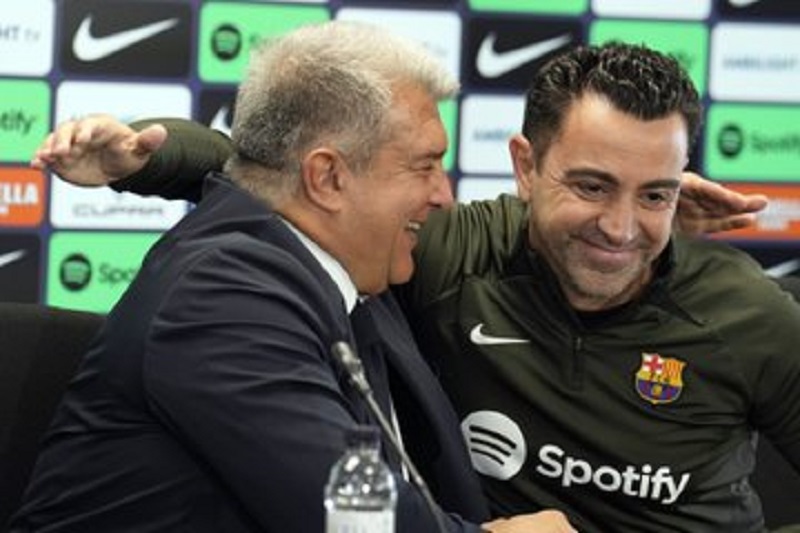 FC Barcelone : Xavi aurait été informé par Joan Laporta de son licenciement !