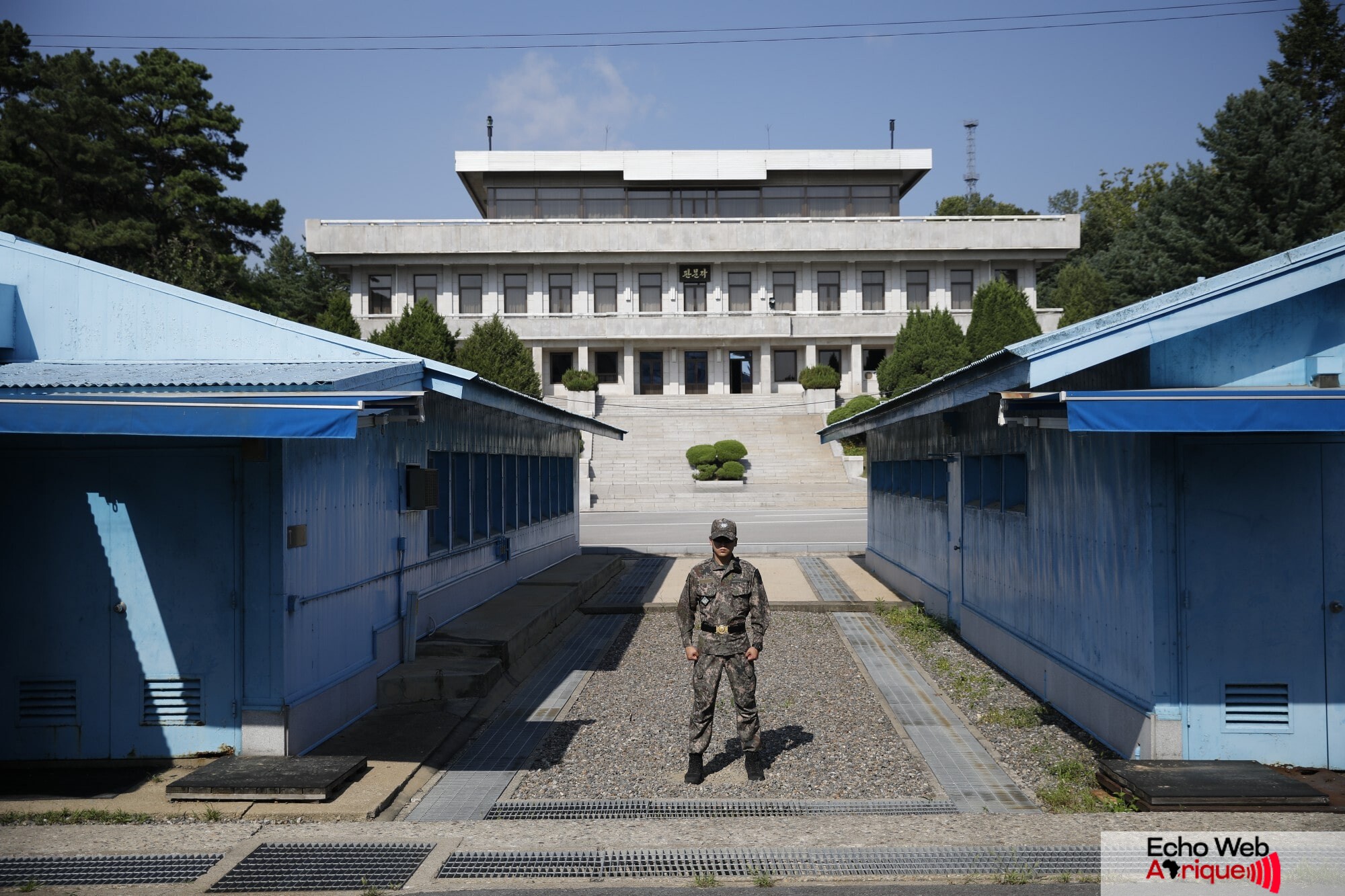 1312371 un soldat coreen dans la zone demilitarisee a la frontiere entre les deux coree min