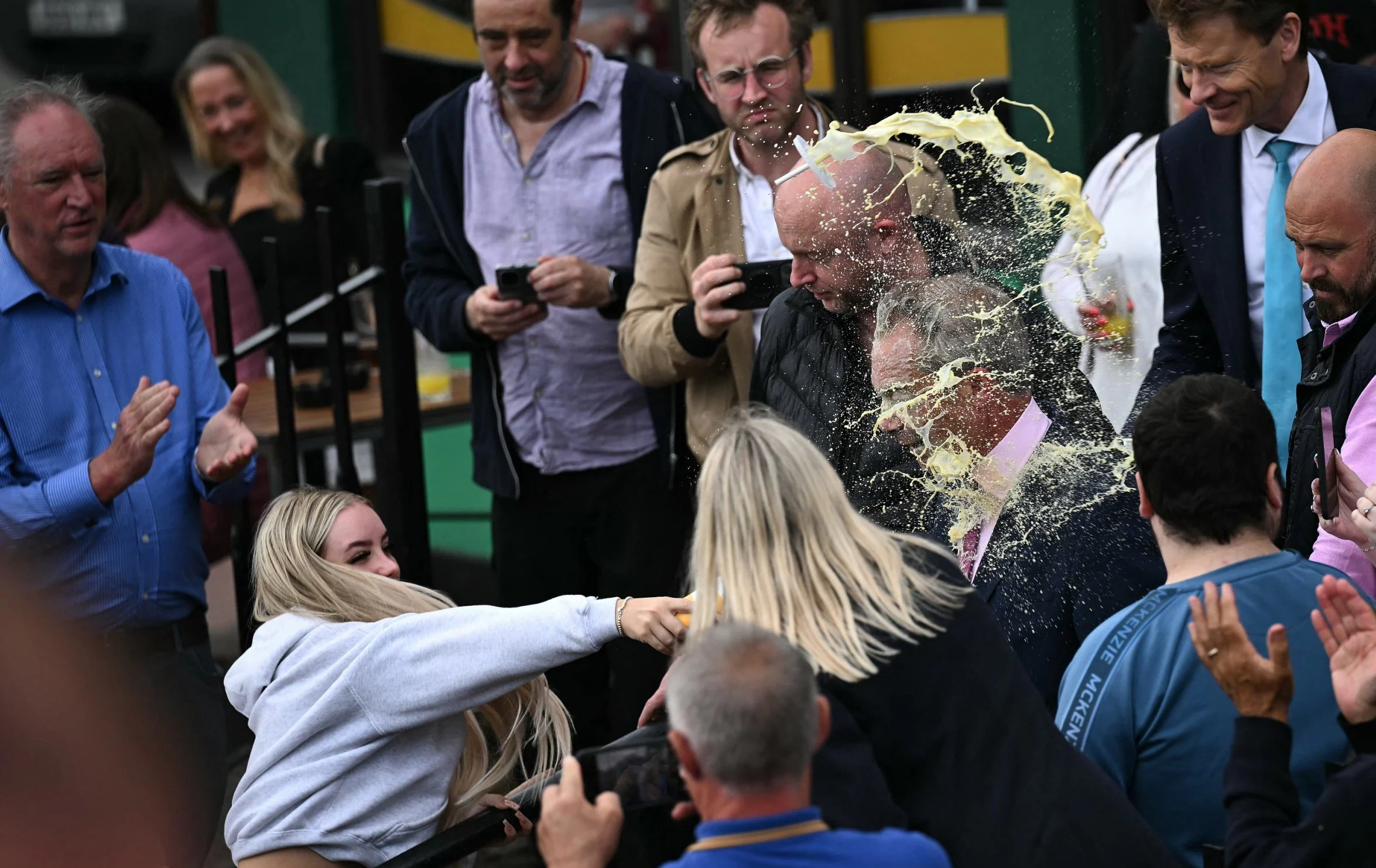 Grande Bretagne : Nigel Farage a été attaqué avec un milk-shake (photo)