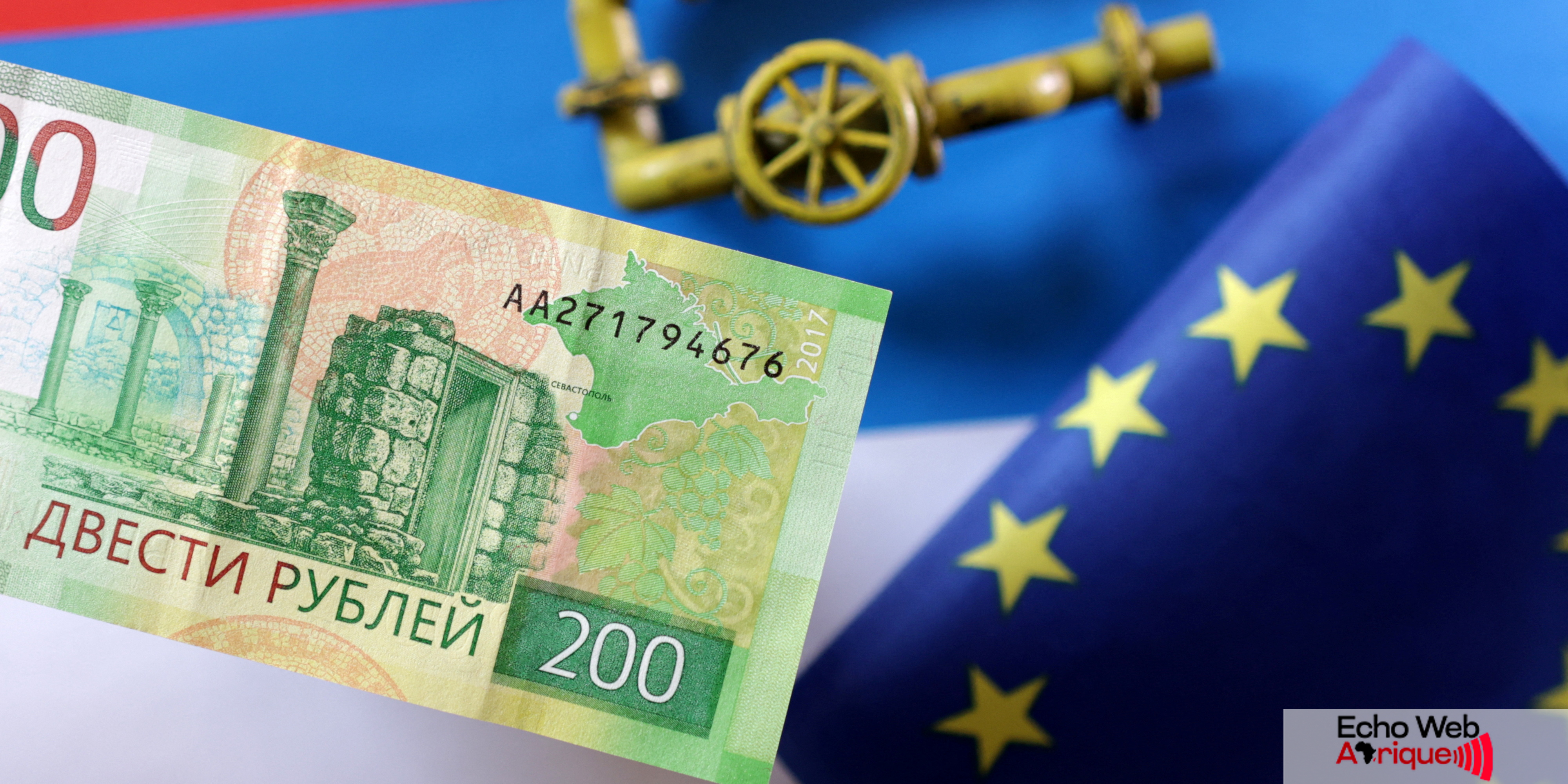 l illustration montre un modele de gazoduc un billet en rouble un drapeau russe et un drapeau de l ue