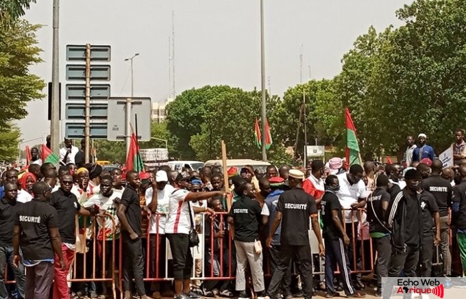 Grosse manifestation devant l'ambassade de France à Ouagadougou