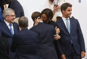 Cet étonnant baiser entre Amélie Oudéa-Castera et  Macron qui  fait jaser (photos)