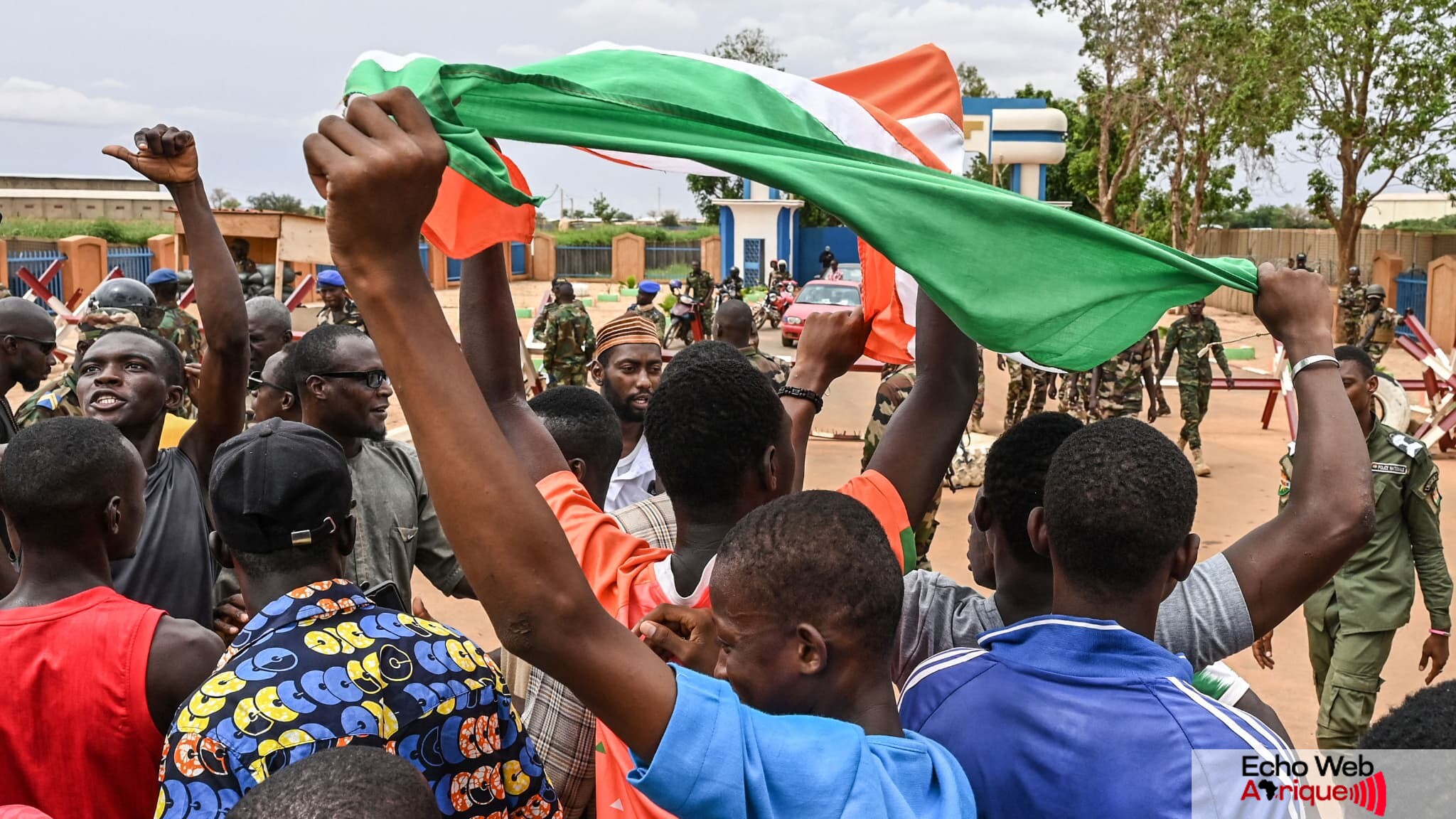 Des partisans du regime militaire se rassemblent pour une manifestation a Niamey le 11 aout 2023 pres d une base aerienne francaise au Niger 1688104