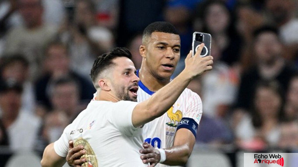 Espagne - France : un supporter a envahi le terrain pour prendre un selfie avec Kylian Mbappé (photos)