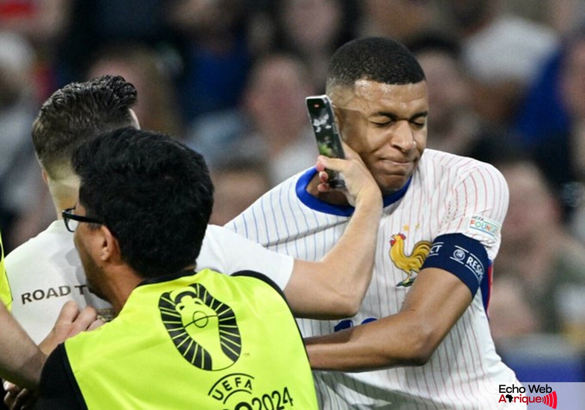 Espagne - France : un supporter a envahi le terrain pour prendre un selfie avec Kylian Mbappé (photos)