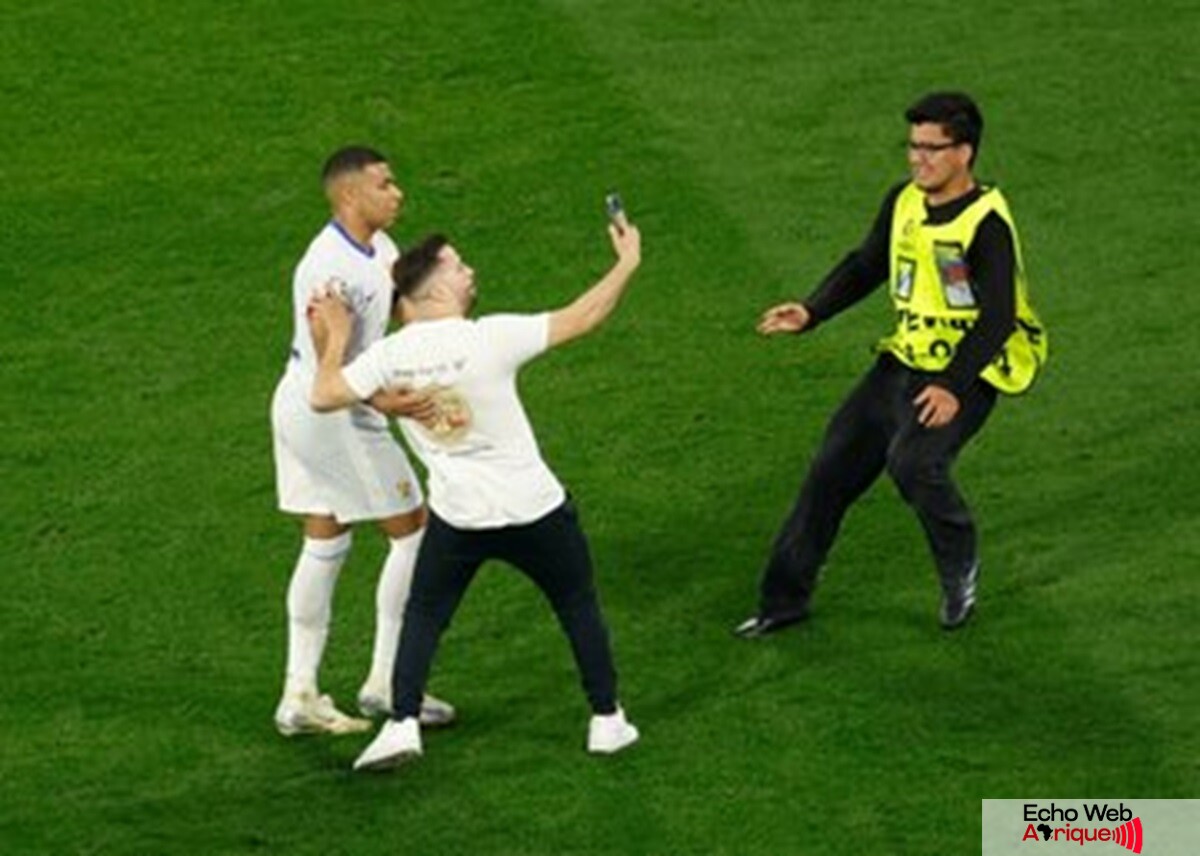 Espagne - France : un supporter a envahi le terrain pour prendre un selfie avec Kylian Mbappé (photos)