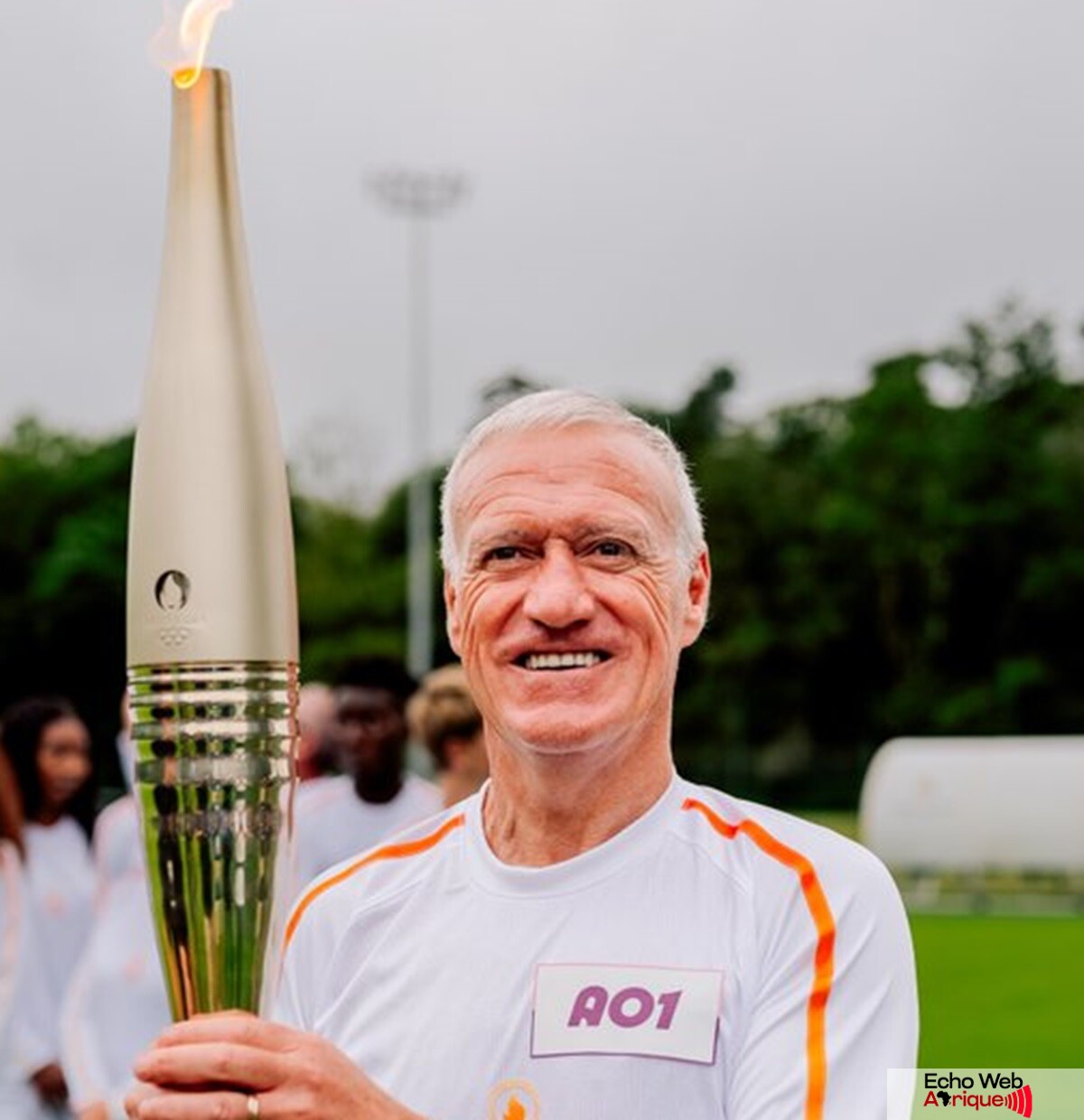 JO 2024 : Didier Deschamps porte la flamme olympique à Clairefontaine ! (photos)