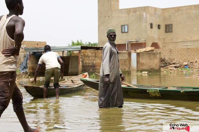 028f5cb 110618494 reportage inondations niger quartier kirkissoye chef des piroguiers 16092020 morgane le cam