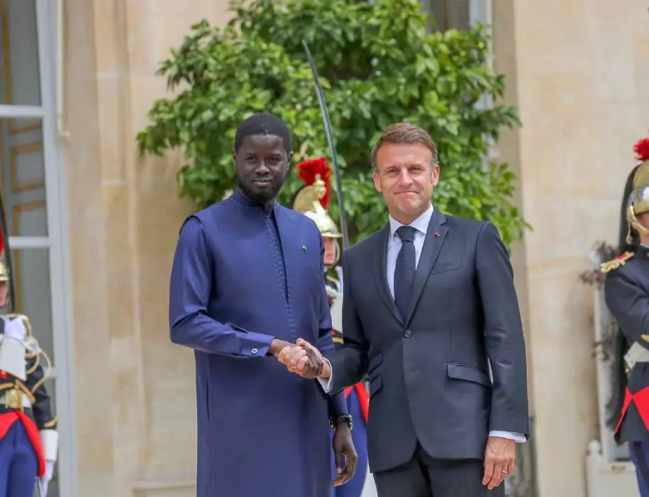 Emmanuel Macron annonce a Dakar