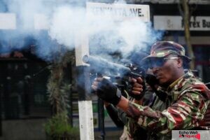 La police kenyane utilise des gaz lacrymogènes pour faire fuir les manifestants