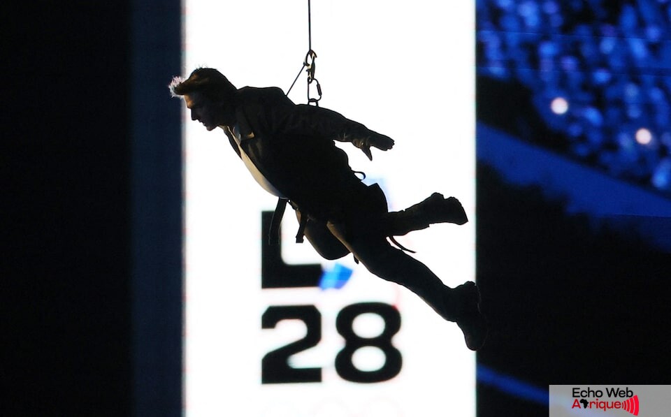 Fin des JO 2024 : Tom Cruise remet le drapeau olympique à Los Angeles Tom Cruise, l’acteur de cinéma, est descendu du toit du Stade de France et a reçu le drapeau olympique, apportant une forte dose d'Hollywood à la cérémonie de clôture des Jeux de Paris, alors que la capitale française transmettait le pouvoir à Los Angeles, prochain pays hôte. Alors que Paris s'est servi de monuments emblématiques tels que la Tour Eiffel et le Château de Versailles pour conquérir le cœur des athlètes olympiques et des spectateurs, Los Angeles n'a pas tardé à se tourner vers son attrait vedette : les célébrités de premier plan. Paris a baissé le rideau sur des Jeux Olympiques qui ont apporté un sport scintillant au cœur de la capitale, insufflant une nouvelle vie à une marque olympique. La sortie de Cruise sur une moto a vu la cérémonie de clôture se transformer en une vidéo préenregistrée du pilote de 62 ans sautant en parachute jusqu'au panneau Hollywood, où un plan large montrait les anneaux olympiques intégrés au monument de Los Angeles. Le drapeau a ensuite été transmis aux athlètes olympiques américains passés et présents alors qu'il traversait la ville avant d'atteindre une fête sur la plage, où les icônes de la musique de Los Angeles, les Red Hot Chili Peppers, Billie Eilish, Snoop Dogg et Dr. Dre se sont produits. La maire de Los Angeles, Karen Bass, a reconnu que Paris avait fixé des standards élevés. Mais Los Angeles s'est présenté comme un modèle de diversité et pourra compter sur Hollywood pour s'y appuyer. "Ils ont une barre très haute à atteindre. Il y a beaucoup de travail à faire", a déclaré James Rutledge, 59 ans, un ancien banquier portant un t-shirt de l'équipe américaine devant le Stade de France. La France emportera avec elle de beaux souvenirs sportifs. Les Français ont eu un nouveau garçon en or à célébrer avec le Le CIO sera soulagé qu’aucun scandale majeur n’ait éclaté, même s’il a dû faire face à quelques controverses.