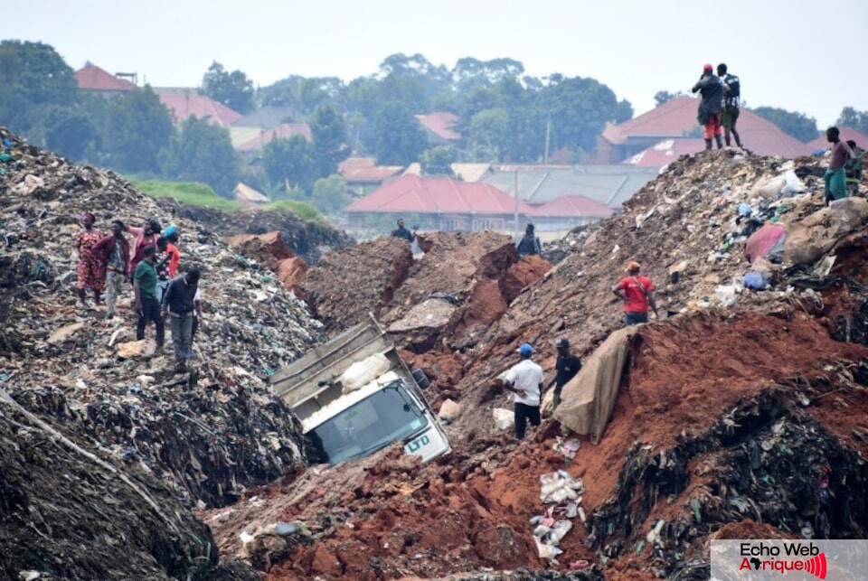 Un glissement de terrain dans une décharge en Ouganda fait 21 morts