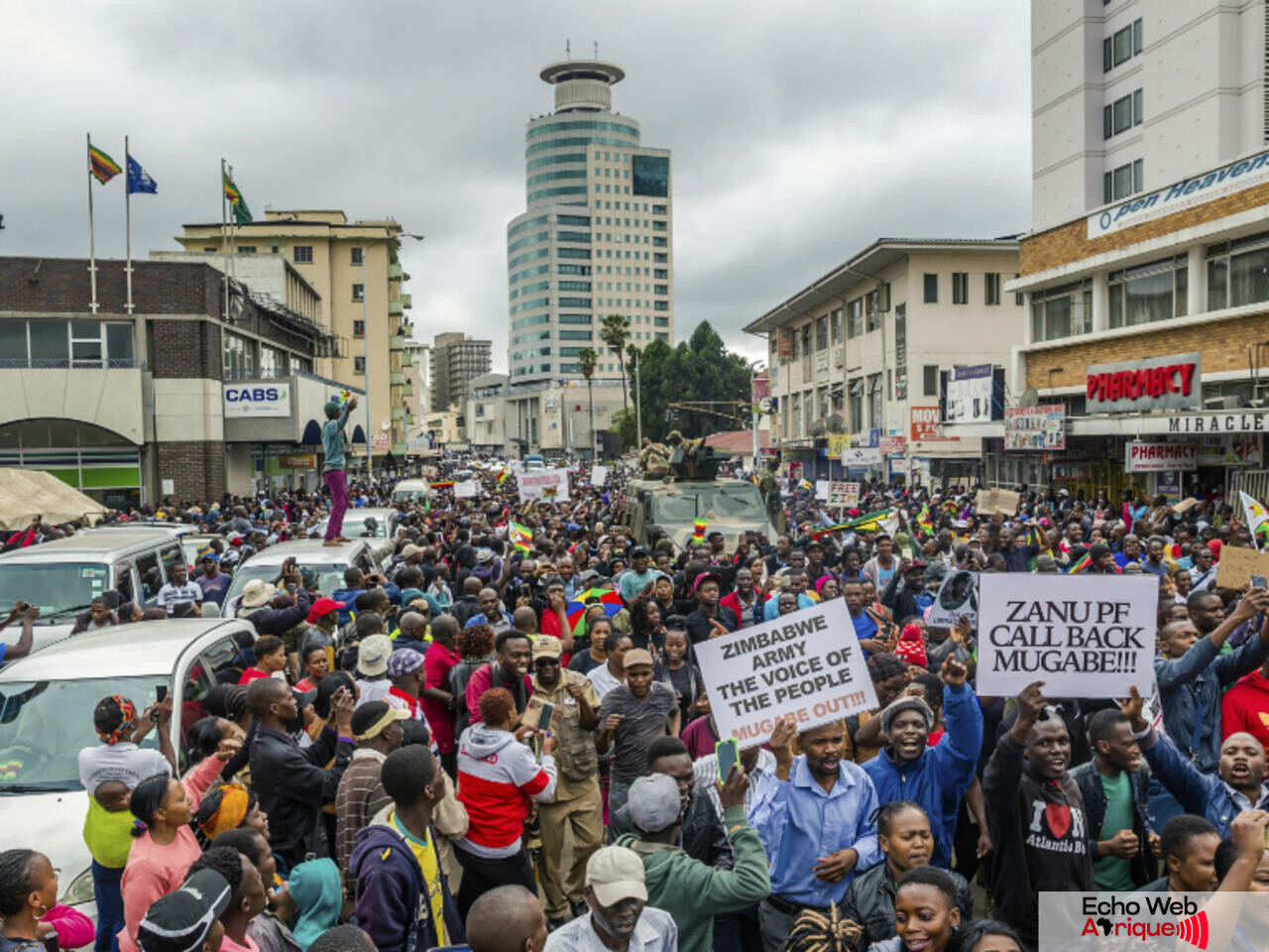 Zimbabwe : Quatre militants pro-démocratie inculpés après une manifestation