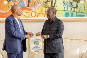 Patrice Motsepe, Président de la CAF décoré par Alassane Ouattara à Abidjan