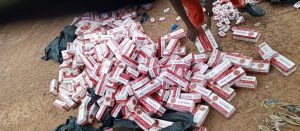 Des cigarettes de contrebande et des médicaments de la rue saisis à Ouagadougou