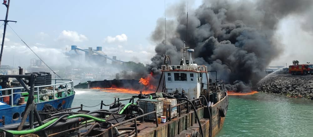 Nouvel incendie au Port de Lomé, des bateaux en feu (vidéos)