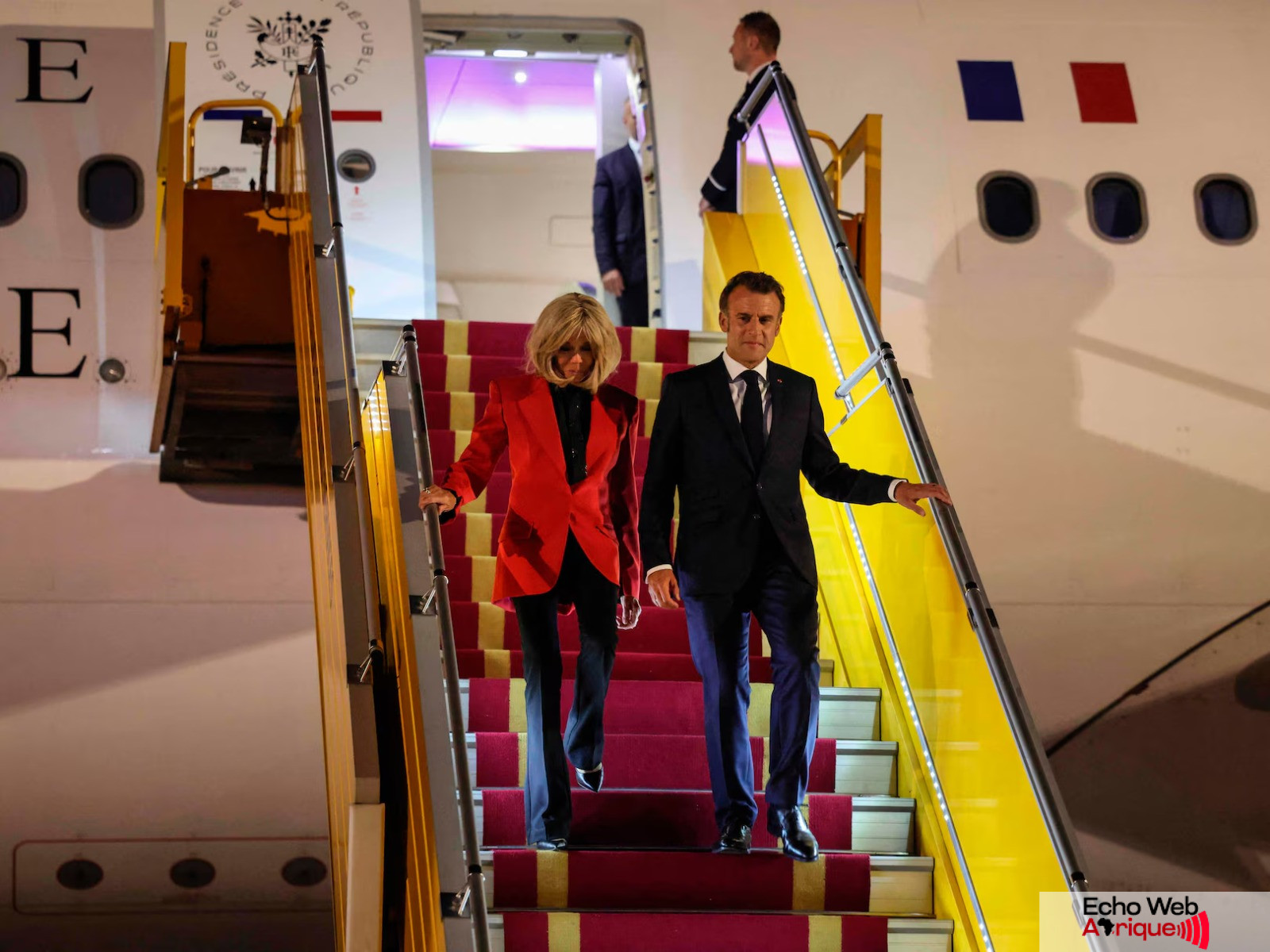 Emmanuel Macron réellement giflé par son épouse Brigitte ? (vidéo)